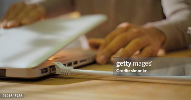 network connection plug connect to laptop - tomada de ligação à rede imagens e fotografias de stock