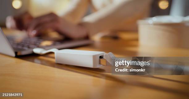 usb ethernet adapter - tomada de ligação à rede imagens e fotografias de stock