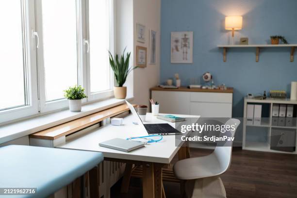 empty modern ordination at the hospital - ordination stock pictures, royalty-free photos & images