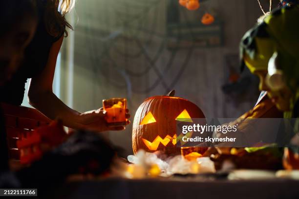 préparation pour la fête d’halloween ! - halloween photos et images de collection