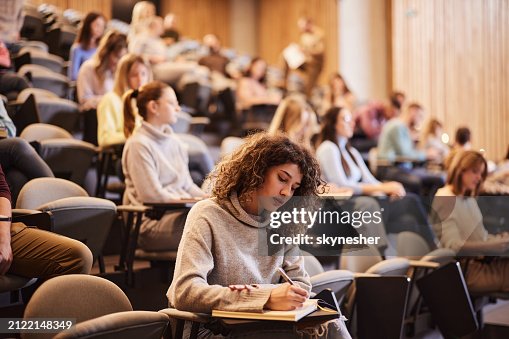 Escrevendo um exame na universidade! Escrevendo um exame na universidade!