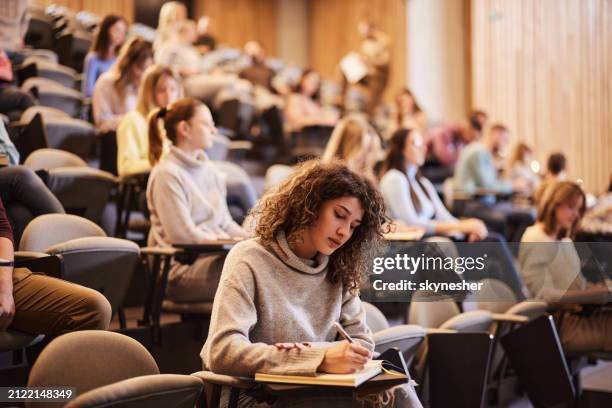 writing an exam at the university! - föreläsningssal bildbanksfoton och bilder