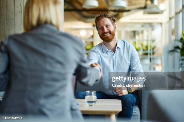 uomo d'affari felice che stringe la mano al suo collega in ufficio casuale. - cliente foto e immagini stock