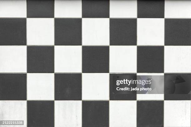 stone black and white tiles in checkerboard motif - échiquier photos et images de collection