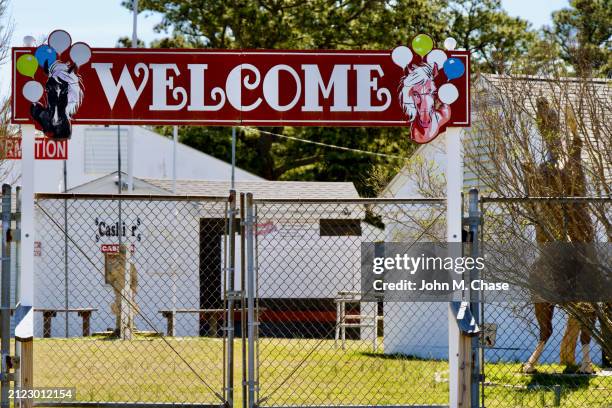 locked entrance, chincoteague carnival grounds, chincoteague island, virginia (usa) - fiesta posterior 個照片及圖片檔