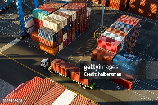 Toma de dron de ángulo alto de camión en terminal de contenedores Toma de dron de ángulo alto de camión en terminal de contenedores