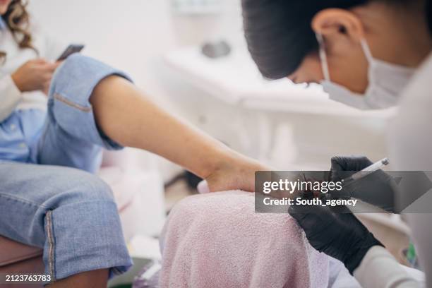 seduta di pedicure in corso presso il salone di bellezza - pedicure foto e immagini stock