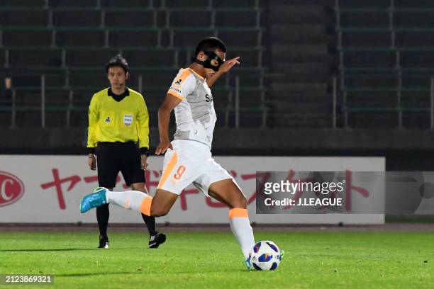Jong Tae-se of Shimizu S-Pulse converts the penalty to score the team's first goal during the J.League YBC Levain Cup Group C match between Hokkaido...