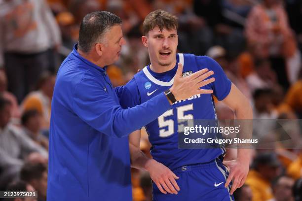 Head coach Greg McDermott of the Creighton Bluejays talks with Baylor Scheierman during the first half against the Tennessee Volunteers in the Sweet...