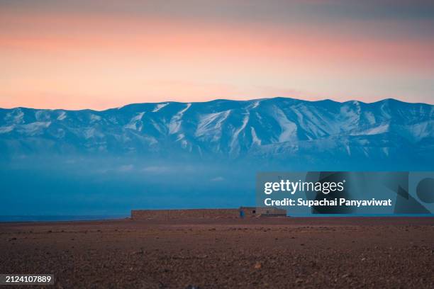 atlas mountains with a house built of stone - midelt photos et images de collection