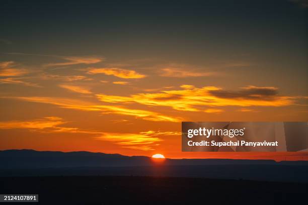 sunrise at the mountain range beyond the horizon - midelt photos et images de collection