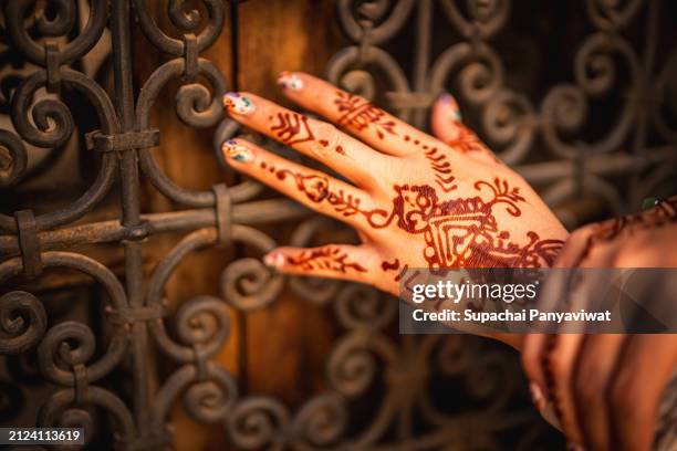 woman hand with "henna" morocco painted style - tatuagem de henna imagens e fotografias de stock