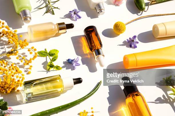 trendy collage made of natural cosmetics and beauty products for body and face care. - ampoule dessin stockfoto's en -beelden