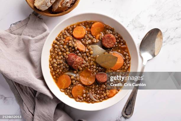 lentils soup with chorizo - plato principal fotografías e imágenes de stock