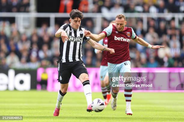 Tino Livramento of Newcastle United runs with the ball whilst under pressure from Vladimir Coufal of West Ham United during the Premier League match...