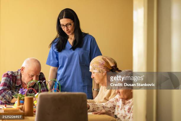 グループドローイングによる高齢者の絆 - nursing homes ストックフォトと画像