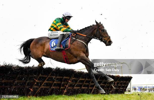 Meath , Ireland - 1 April 2024; Slanagaibhgoleir, with Mark Walsh up, during the Fairyhouse Steel Handicap Hurdle on day three of the Fairyhouse...