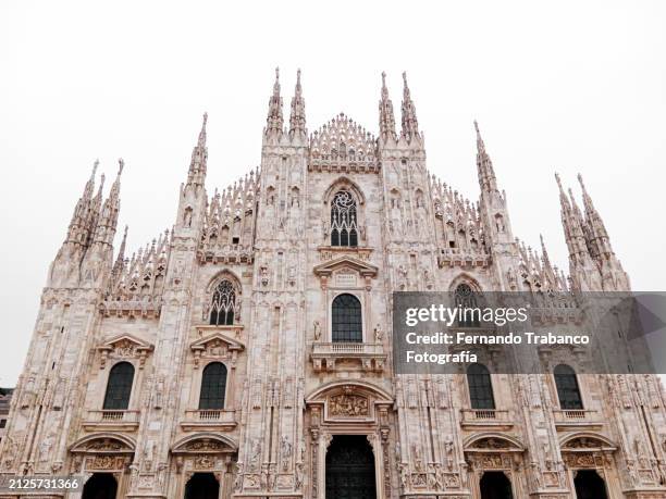milan cathedral on white background - monumento foto e immagini stock