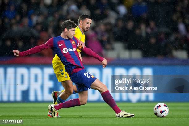 Sergi Roberto of FC Barcelona is challenged by Javi Munoz of UD Las Palmas during the LaLiga EA Sports match between FC Barcelona and UD Las Palmas...