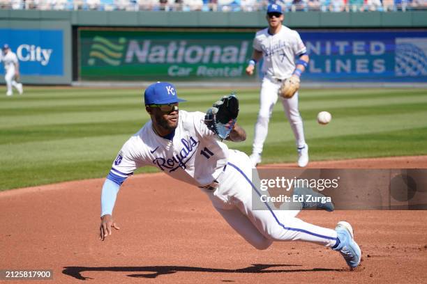 Maikel Garcia of the Kansas City Royals fields a ball hit off the bat of Ryan Jeffers of the Minnesota Twins in the second inning at Kauffman Stadium...