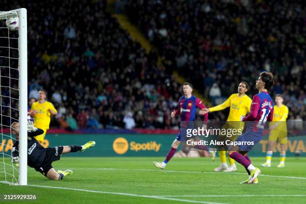 Joao Felix of FC Barcelona shoots but misses during the LaLiga EA Sports match between FC Barcelona and UD Las Palmas at Estadi Olimpic Lluis...