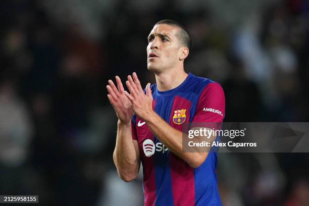 Oriol Romeu of FC Barcelona applauds the fans after the LaLiga EA Sports match between FC Barcelona and UD Las Palmas at Estadi Olimpic Lluis...