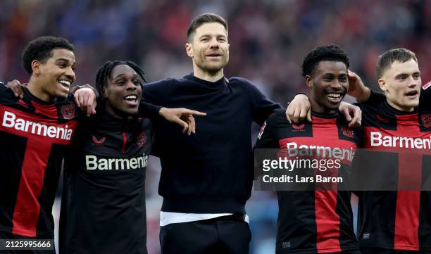 Xabi Alonso, Head Coach of Bayer Leverkusen, celebrates with his players after the Bundesliga match between Bayer 04 Leverkusen and TSG Hoffenheim at...