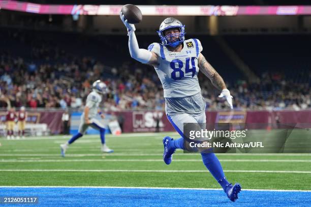 Jake Sutherland of the St. Louis Battlehawks catches a pass for a two-point conversion to take a 16-15 lead during the fourth quarter against the...