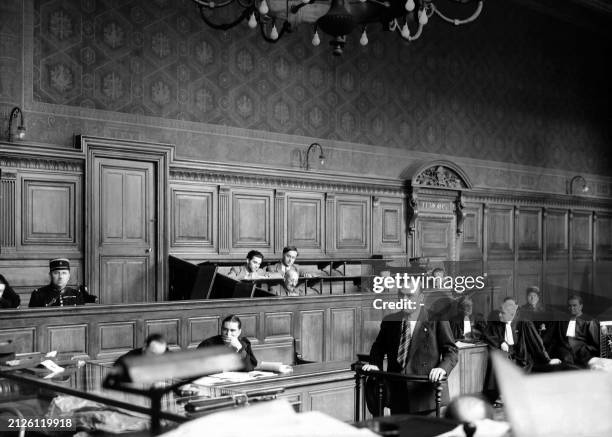 Photo prise au palais de justice de Paris le 3 juillet 1937 pendant la déposition de Doumé Paoleschi au cours du procès du membre de la mafia corse...