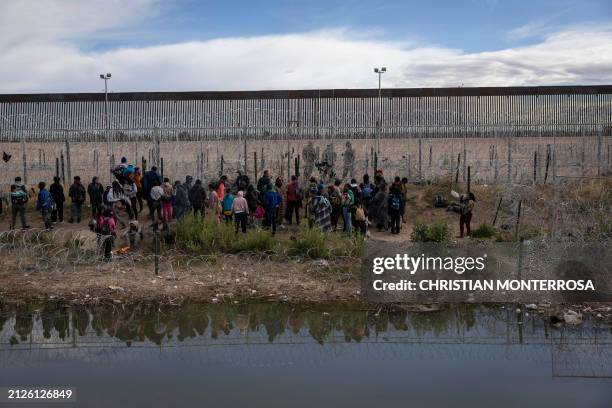 Graphic content / Migrants await to enter and seek asylum in El Paso, Texas, from Ciudad Juarez, Chihuahua, in Mexico, on April 2, 2024. An appeals...