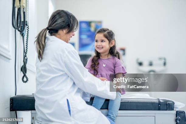 bilan de santé - pédiatre photos et images de collection