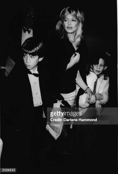 American actress Goldie Hawn arrives with her children Oliver and Kate to the premiere of her film "Overboard" at the Century Plaza Cinema in Los...