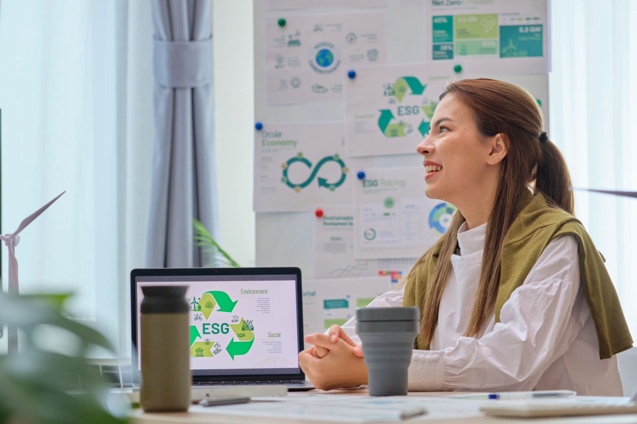 Empresaria que tiene un entorno de reunión ESG con el equipo, la sociedad y la gobernanza, discutiendo energía renovable con turbina eólica y panel solar en la oficina Empresaria que tiene un entorno de reunión ESG con el equipo, la sociedad y la gobernanza, discutiendo energía renovable con turbina eólica y panel solar en la oficina