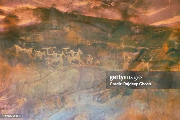 prehistoric rock art of india - pintura rupestre fotografías e imágenes de stock