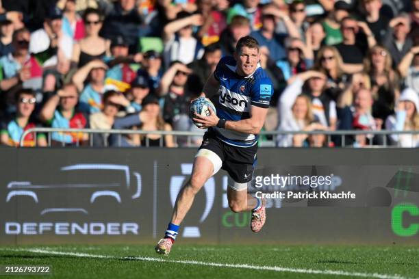 Ruaridh McConnochie of Bath Rugby scores his team's fourth try during the Gallagher Premiership Rugby match between Harlequins and Bath Rugby at The...