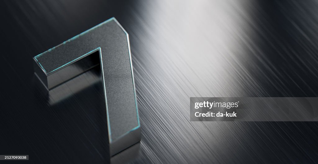 Metallic-Nummer Sieben auf reflektierendem Edelstahlhintergrund