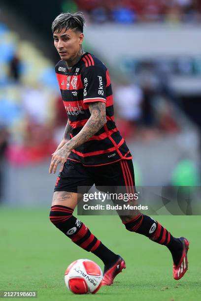 Erick Pulgar of Flamengo runs with the ball during the first leg of the final of Campeonato Carioca 2024 betwee Nova Iguaçu and Flamengo at Maracana...