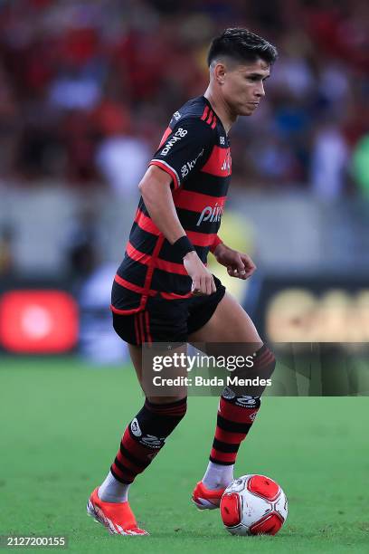 7fl runs with the ball during the first leg of the final of Campeonato Carioca 2024 betwee Nova Iguaçu and Flamengo at Maracana Stadium on March 30,...