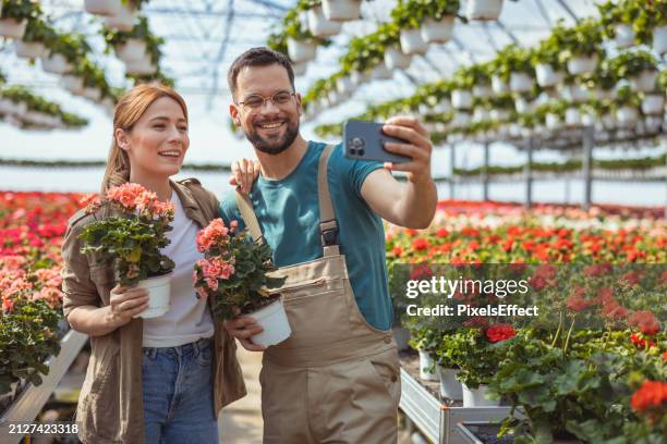 jardiniers prenant un selfie dans un centre de jardinage - agriculteur selfie photos et images de collection