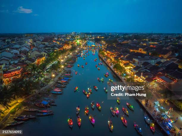 lantern boats in hoi an ancient town at night - hoi an stockfoto's en -beelden