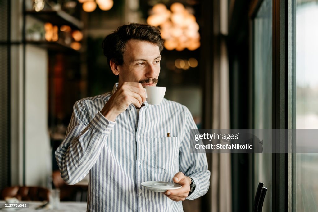 Mann genießt Kaffee