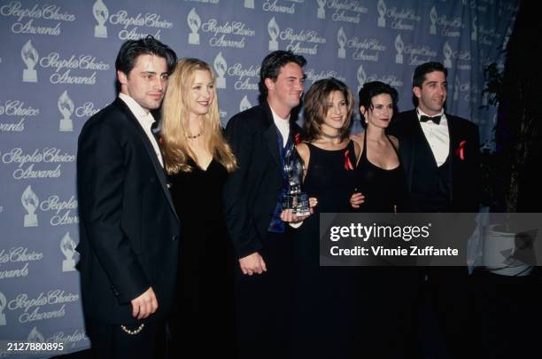 American actor Matt LeBlanc, wearing a black suit, American actress Lisa Kudrow, who wears a black v-neck dress, American actor Matthew Perry, in a...