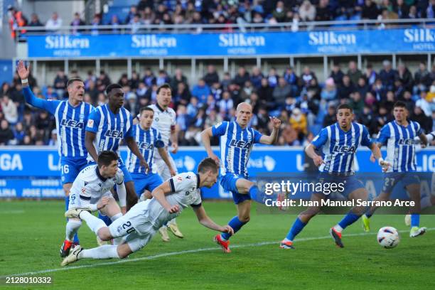 Jon Pacheco of Real Sociedad scores his team's first goal during the LaLiga EA Sports match between Deportivo Alaves and Real Sociedad at Estadio de...
