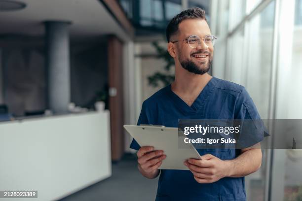 portrait of male nurse - aushilfsverkäufer stock-fotos und bilder