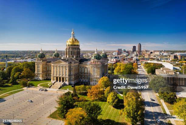 iowa state capitol and des moines skyline - des moines capitol stock pictures, royalty-free photos & images