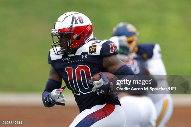 Reuben Foster of the Houston Roughnecks runs with the ball during the third quarter against the Memphis Showboats at Rice Stadium on March 31, 2024...