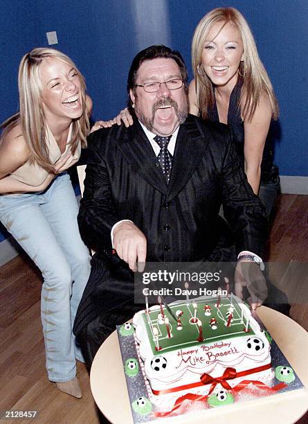 British actor Ricky Tomlinson and Atomic Kitten's Liz McClarnon and Natasha Hamilton cut the cake at the film premiere of "Mike Bassett: England...