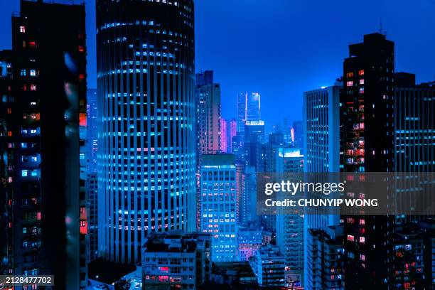 blick auf die stadt hongkong bei nacht - risikomanagement stock-fotos und bilder