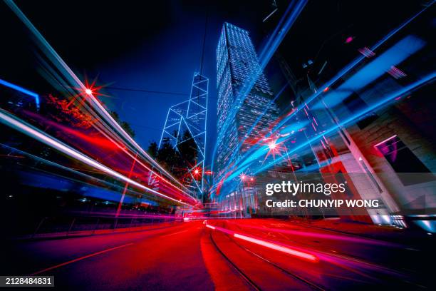 traffico urbano moderno di notte - esposizione lunga foto e immagini stock