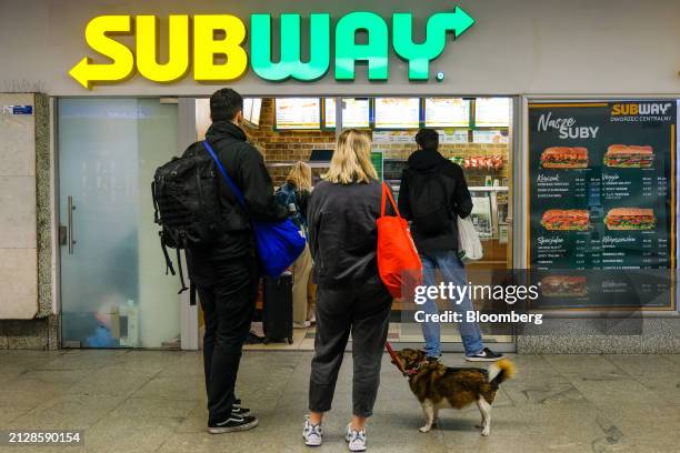 Subway Queue Inuk 1,517 Subway Restaurant Photos & High Res Pictures - Getty Images